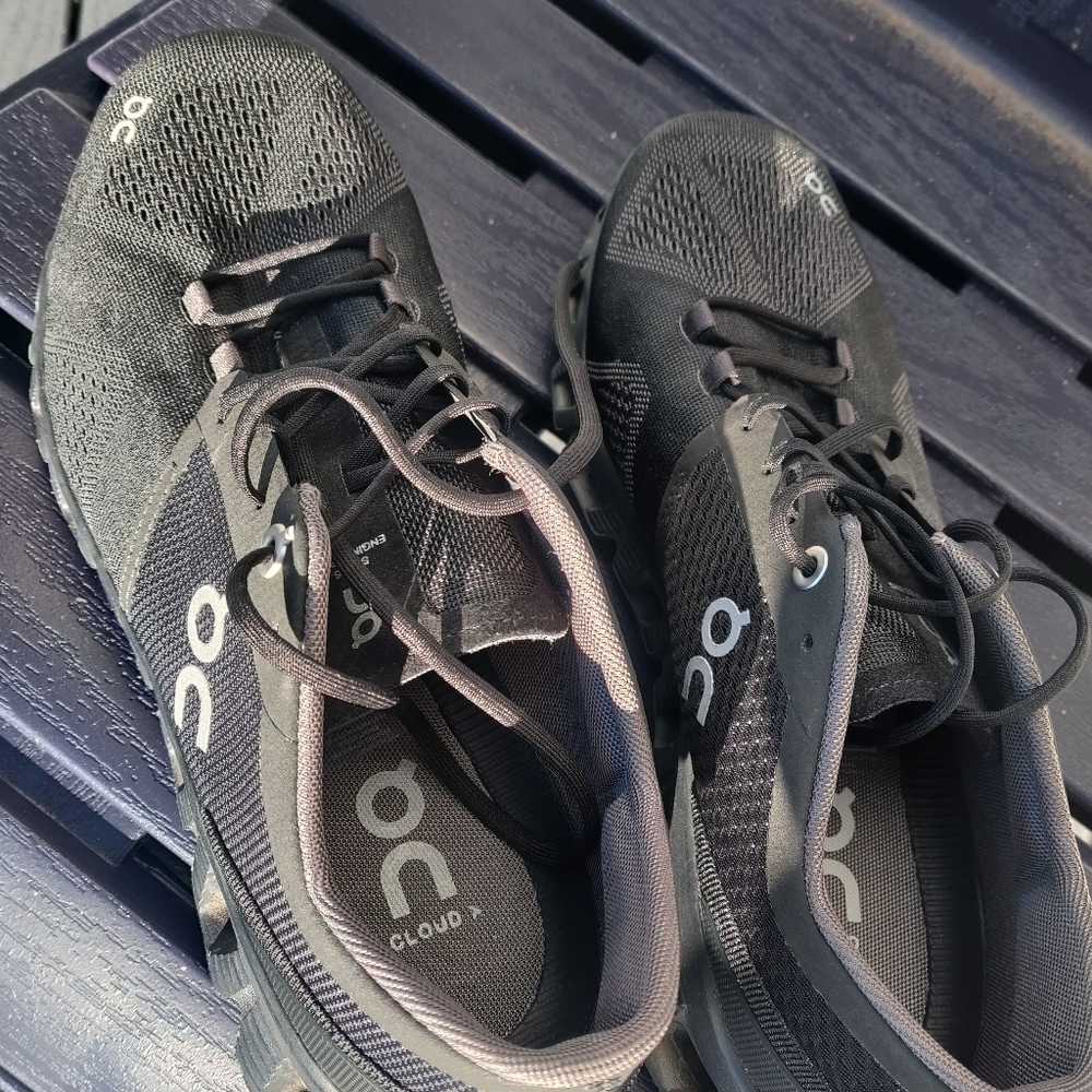 ON CLOUD RUNNING SHOES